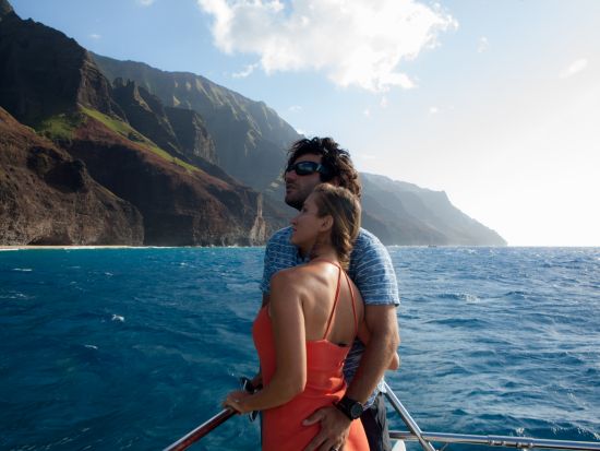 ナ・パリ・コースト　サンセットディナークルーズ 運がよければイルカに会えるかも！＜夕食・飲み放題付き／英語ガイド／エレエレ地区＞