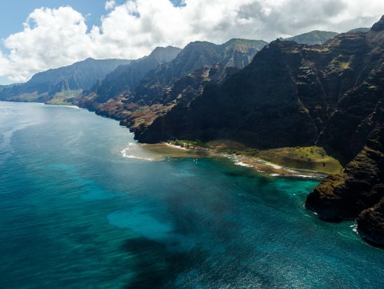 ナ・パリ・コースト クルーズ　立ち入り禁止の聖域「ニイハウ島」沖でのシュノーケリング付き＜朝食・ビュッフェ昼食付き／英語ガイド＞