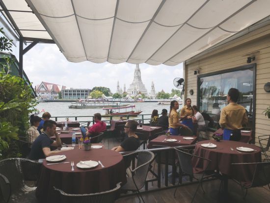 バンコク寺院巡り＋アンパワー水上マーケット観光ツアー 定番3大寺院＋ワットパクナム＋蛍鑑賞ナイトクルーズ＜1日／ワットアルンを望む川沿いレストランでのランチ付＞