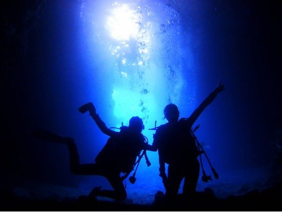 青の洞窟 体験ダイビング　混雑しにくい早朝6時30分便は一番乗りで青の洞窟へ！＜ボート／ガイド貸切／恩納村発＞