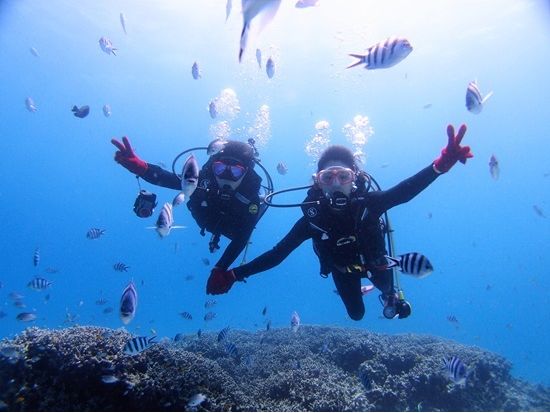 青の洞窟 体験ダイビング　混雑しにくい早朝6時30分便は一番乗りで青の洞窟へ！＜ボート／ガイド貸切／恩納村発＞