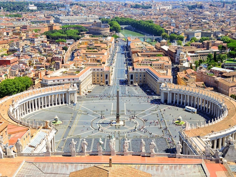 Italy_Rome_Vatican_Piazza_San_Pietro_shutterstock
