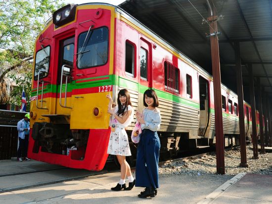 メークロン線路市場＋ダムヌンサドゥアック水上マーケット半日観光ツアー　列車乗車付き！ディナークルーズ付きプランあり＜午前／日本語／ローカルタイラーメン軽食＞