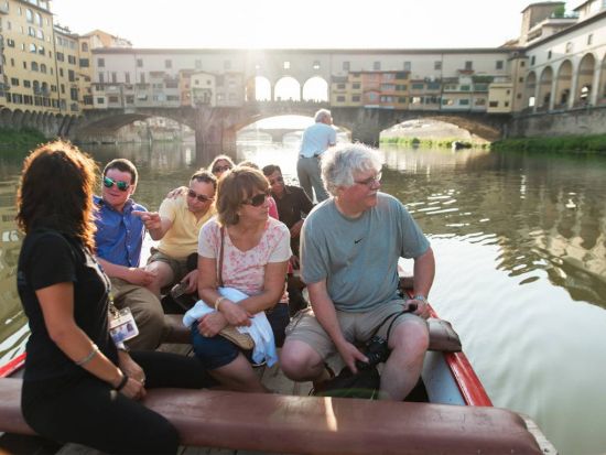 フィレンツェ　アルノ川ゴンドラ風ボート遊覧＆アペリティーボ（ワイン）付き ＜5〜9月／英語ガイド＞