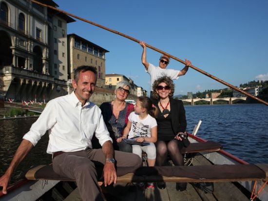 フィレンツェ　アルノ川ゴンドラ風ボート遊覧＆アペリティーボ（ワイン）付き ＜5〜9月／英語ガイド＞