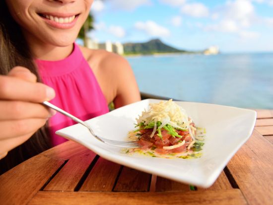 グルメツアー　ポケやスパムむすびなど、現地で人気のグルメをローカルガイドがご紹介！＜ワイキキ地区送迎付き＞