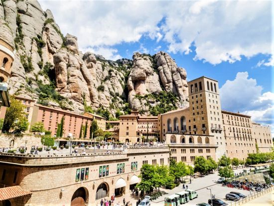 気球フライト付き！モンセラット 半日観光ツアー＜午前／英語／バルセロナ発＞