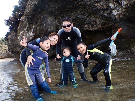 青の洞窟+サンゴ礁シュノーケリングツアー　快適キャンピングカーで行く人気3ポイントを巡る！ジャングルの滝あそび付＜1日／市街地送迎付／ランチ付／石垣島発＞