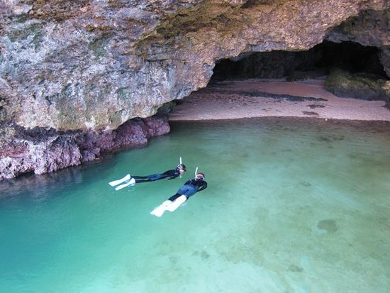 青の洞窟+サンゴ礁シュノーケリングツアー　快適キャンピングカーで行く人気3ポイントを巡る！ジャングルの滝あそび付＜1日／市街地送迎付／ランチ付／石垣島発＞