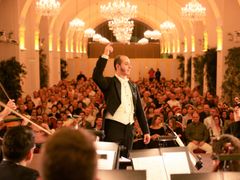 Schoenbrunn_palace_concert