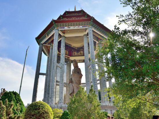 マレーシア最大の仏教寺院 極楽寺＆ペナンヒルの夜景ツアー ＜夕食付き／日本語ガイド／ペナン発＞