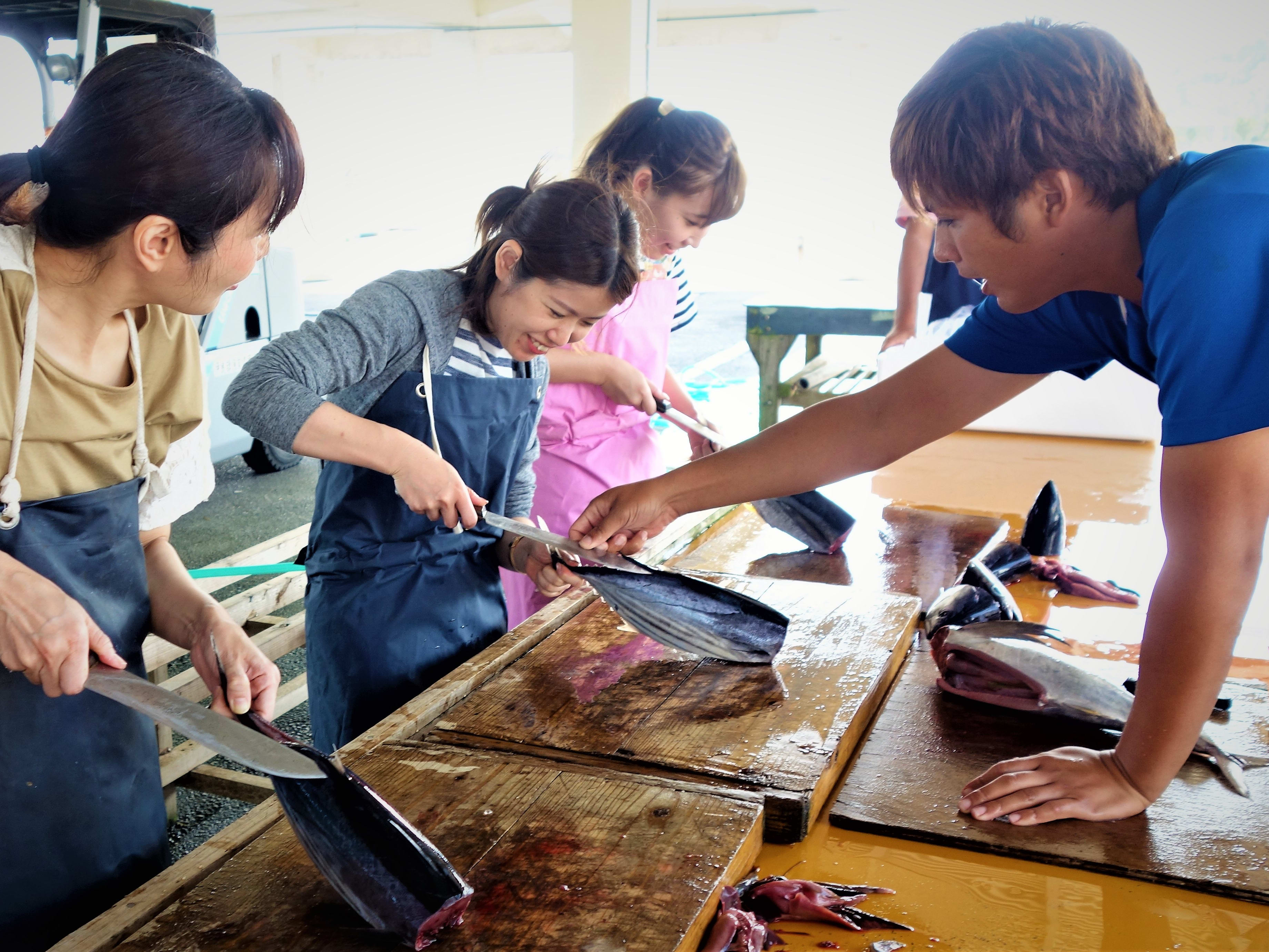 漁師体験 カツオまたはマグロをまるごと一尾さばいて漁師メシを堪能 昼食付 伊良部島 宮古島の観光 オプショナルツアー専門 Veltra ベルトラ