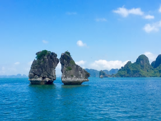 世界遺産ハロン湾日帰りクルーズ　日本人のみの専用船利用！カヤック体験＋鍾乳洞ライトアップ＜4時間クルーズ／日本語ガイド／昼食／夕食／トレインストリートお送り可＞