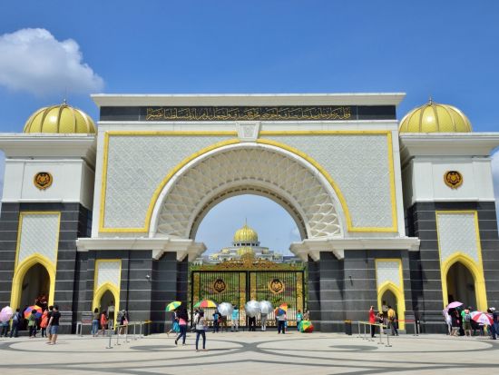 クアラルンプール市内 1日観光ツアー　バトゥー洞窟＆王宮＆国立モスク＆ペトロナスツインタワー外観 ＜飲茶ランチ付き／日本語ガイド＞