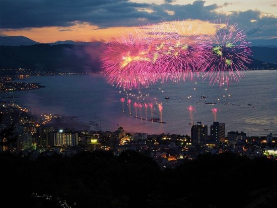 8月15日限定！諏訪湖湖上花火大会バスツアー 観覧席付きプランもあり！＜東京駅発着＞