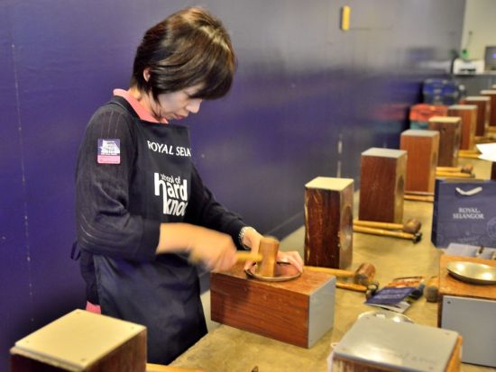 バティック工房＆ピューター工場　製作体験ツアー ＜日本語ガイド＞