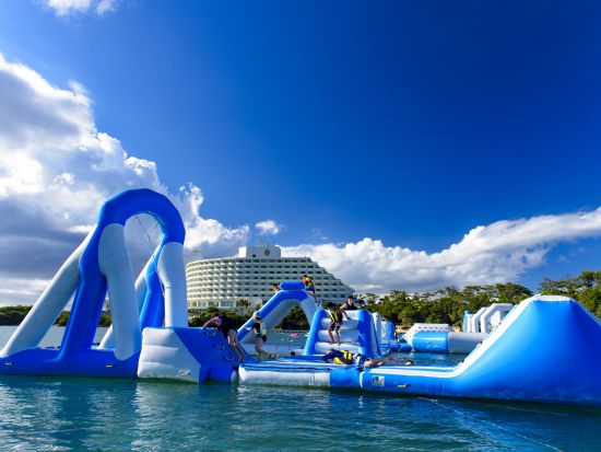 万座オーシャンパーク 国内最大級の海上アスレチック ＜ANAインターコンチネンタル万座ビーチリゾート内／3歳以上参加OK＞