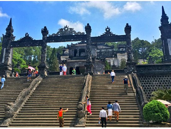 世界遺産フエ＋郊外史跡巡り＋リバークルーズ　ベテランガイド確約プランあり！＜1日／日本語ガイド／フエ名物料理 昼食／ダナン・ホイアン・フエ発＞