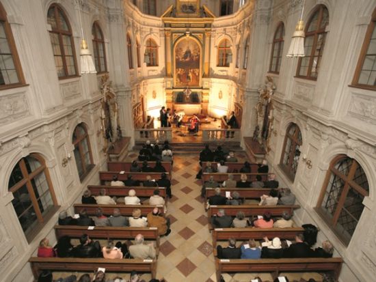 レジデンツ宮殿 礼拝堂コンサート＆ディナー ＜ミュンヘン発＞