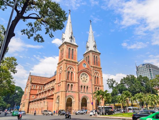 ホーチミン市内観光　アオザイ2着の試着＆ヘアメイク付き撮影体験！市内定番観光付き＜貸切／終日／現地ガイド(日本語可)／送迎付＞