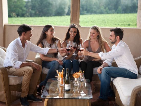 モンセラット＆マンレサ地区 1日観光ツアー　古城ワイナリーで楽しむオーガニックワイン ＜昼食＆試飲付き／英語ガイド／バルセロナ発＞