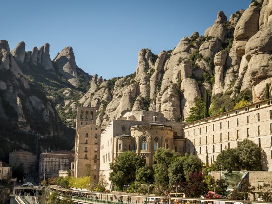 モンセラット＆マンレサ地区 1日観光ツアー　古城ワイナリーで楽しむオーガニックワイン ＜昼食＆試飲付き／英語ガイド／バルセロナ発＞