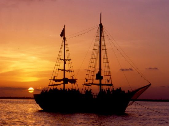 ロマンチックディナークルーズ　コロンブス・ロブスター・ディナークルーズ 　夕日や夜景と生演奏を味わう大人のクルーズ！＜飲み放題／カンクン発＞