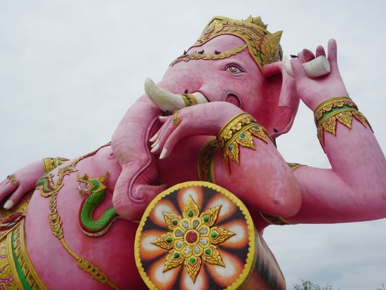 【貸切】バンコクフォトジェニック半日観光ツアー ピンクのガネーシャ＋ワットソートン＋バンパコン川の遊覧＜午前・午後／日本語／往復送迎／空港送迎可＞