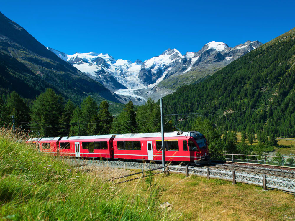 Switzerland_Bernina_Express_Crossed_Alps_shutterstock_312303515ok