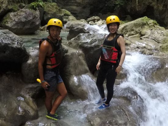 カワサン滝で沢下り（キャニオニング）！ スリル満点アドベンチャーツアー＜日本語ガイド／昼食付＞