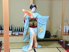 maiko performing a fan dance