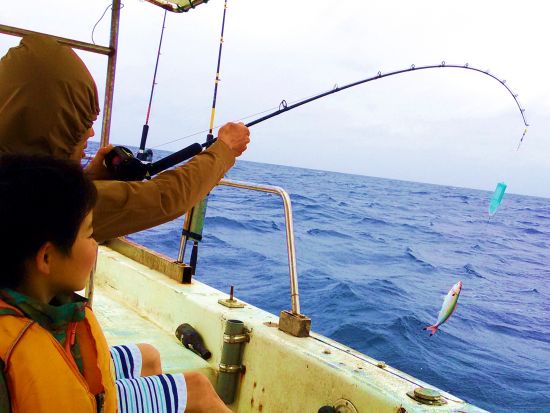 船釣りツアー　釣具一式レンタル付きで大人も子どもも気軽に船釣り体験！＜3時間／夕食付プランあり／博愛漁港or平良港＞