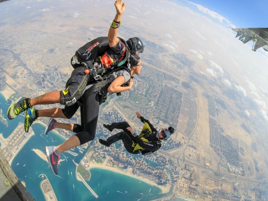 ドバイ スカイダイビング 高度4,000mからダイブ☆写真＆ビデオ撮影サービス付き！＜往路片道送迎付プランあり＞