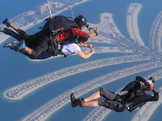 ドバイ スカイダイビング 高度4000mからダイブ 写真 ビデオ撮影サービス付き ドバイの観光 オプショナルツアー専門 Veltra ベルトラ