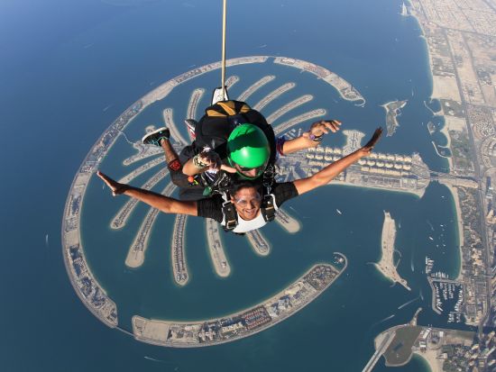 ドバイ スカイダイビング 高度4,000mからダイブ☆写真＆ビデオ撮影サービス付き！＜往路片道送迎付プランあり＞