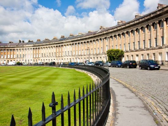 ストーンヘンジ＆バース＆ストラトフォード＆コッツウォルズ ＜日本語オーディオガイド＞ by Premium Tours  ＊申込と同時に即予約確定