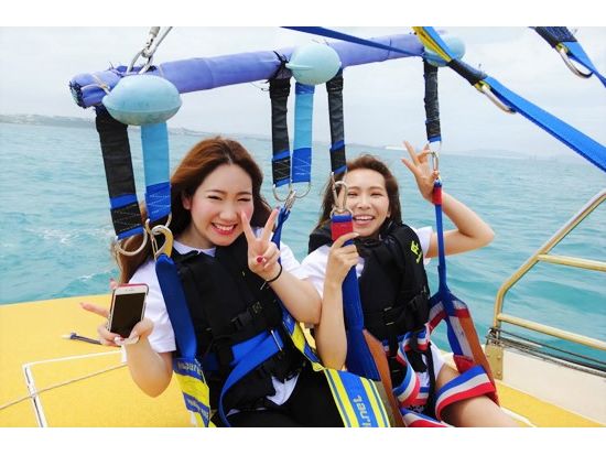 パラセーリング＋マリンチューブ3種類　海中道路の周辺でスリル満点な爽快マリンアクティビティを満喫！＜うるま市発／4歳から参加可能＞