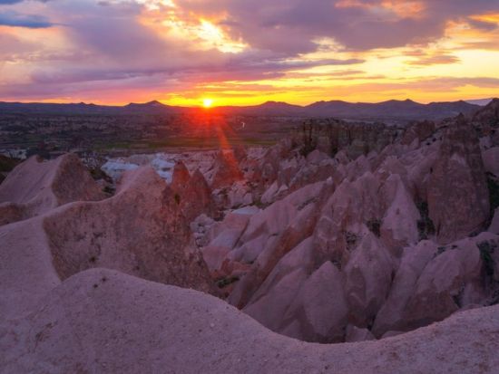 世界遺産カッパドキア 1泊2日ツアー　王道観光＋ローズバレー＋ワイナリー　洞窟ホテル泊　気球付きプランあり＜貸切／日本語ガイド／国内航空券込／イスタンブール発＞