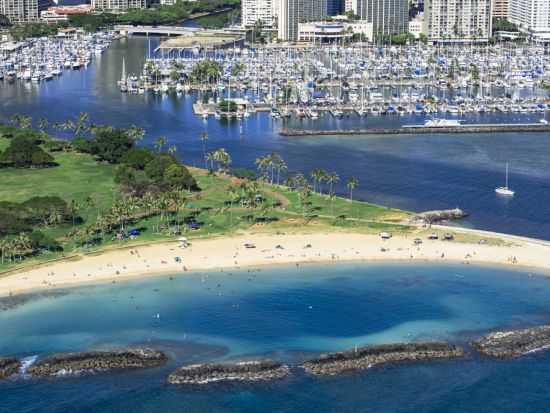 ビーチシュノーケリング　波が穏やかな浅瀬のマジックアイランドのラグーンで初心者やお子様でも安心！英語ガイドのサポート付き　写真＆動画無料＜1時間／アラモアナ＞