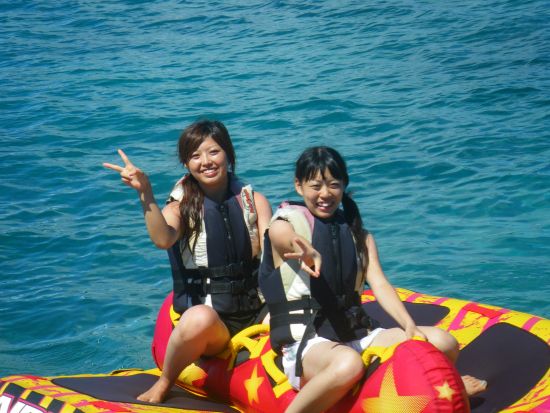 パラセーリング＋マリンチューブ3種類　海中道路の周辺でスリル満点な爽快マリンアクティビティを満喫！＜うるま市発／4歳から参加可能＞