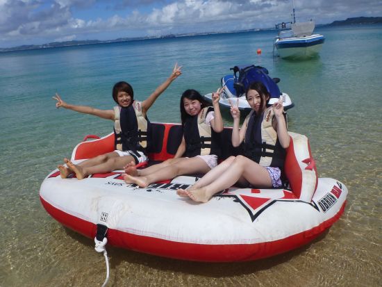 パラセーリング＋マリンチューブ3種類　海中道路の周辺でスリル満点な爽快マリンアクティビティを満喫！＜うるま市発／4歳から参加可能＞