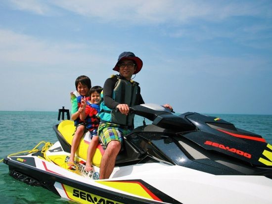 パラセーリング＋マリンスポーツ遊び放題！スリル満点なチューブ系アクティビティとフライボードやウェイクボードも体験OK！＜うるま市発／4歳から参加可能＞