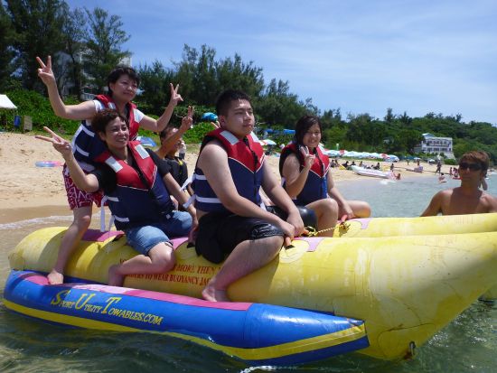 パラセーリング＋マリンスポーツ遊び放題！スリル満点なチューブ系アクティビティとフライボードやウェイクボードも体験OK！＜うるま市発／4歳から参加可能＞