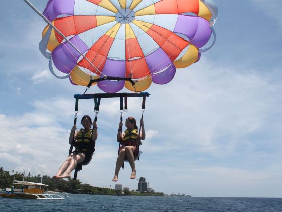 パラセイリング　空から絶景を堪能☆爽快パラセイリング＜マクタン島内ホテル送迎付／日本語対応／気軽な半日プラン・BBQランチ付きプランあり＞