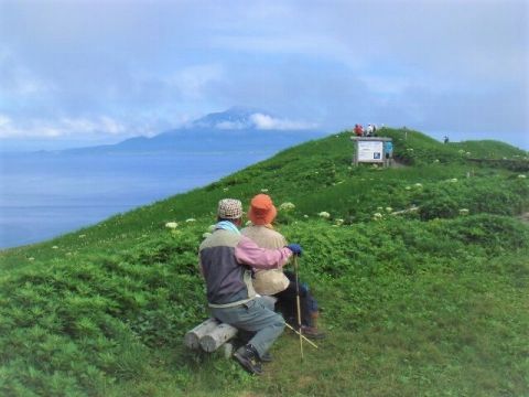 利尻島発トレッキングツアー　礼文島花＆景色を満喫できる桃岩･知床コースを楽しむ＜6～8月／利尻島発＞by利尻島・ガイドツアー