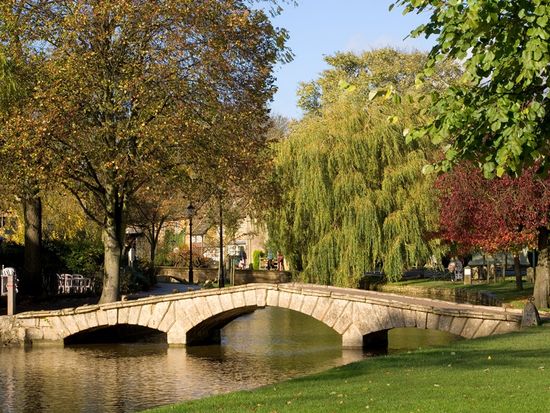 UK_England_Bourton-on-the-Water_shutterstock_1023257275