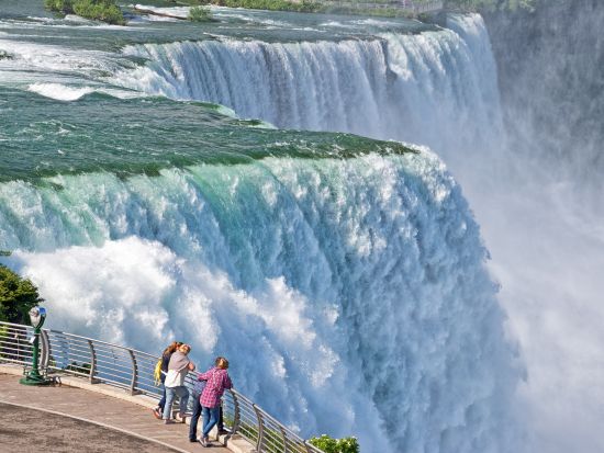 ナイアガラの滝日帰り観光ツアー　季節ごとのアクティビティも楽しめる ＜英語ガイド／往復バス利用＞