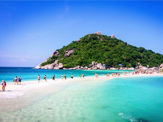 The stunning scenery and sand bar of Koh Nang Yuan