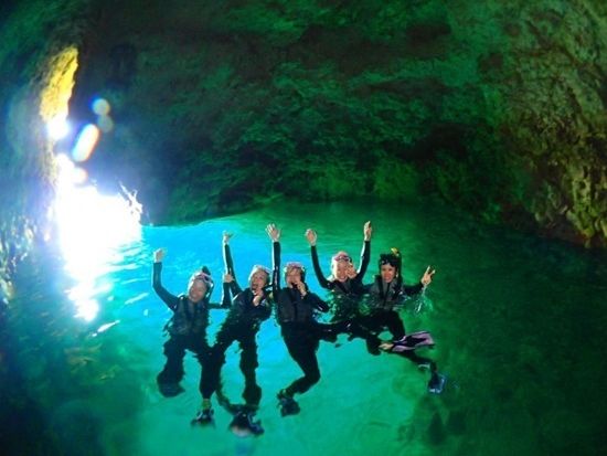 【毎日5組限定】ボートでGO！青の洞窟シュノーケリング＆絶景パラセーリング★EX絶景体験★自社専用ボート★水中写真★熱帯魚餌付け