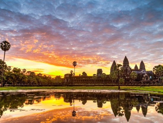 アンコールワット3大遺跡観光ツアー　朝日夕日鑑賞＋アプサラダンスディナーショー　＜貸切プランあり／昼・夕食付き／日本語＞